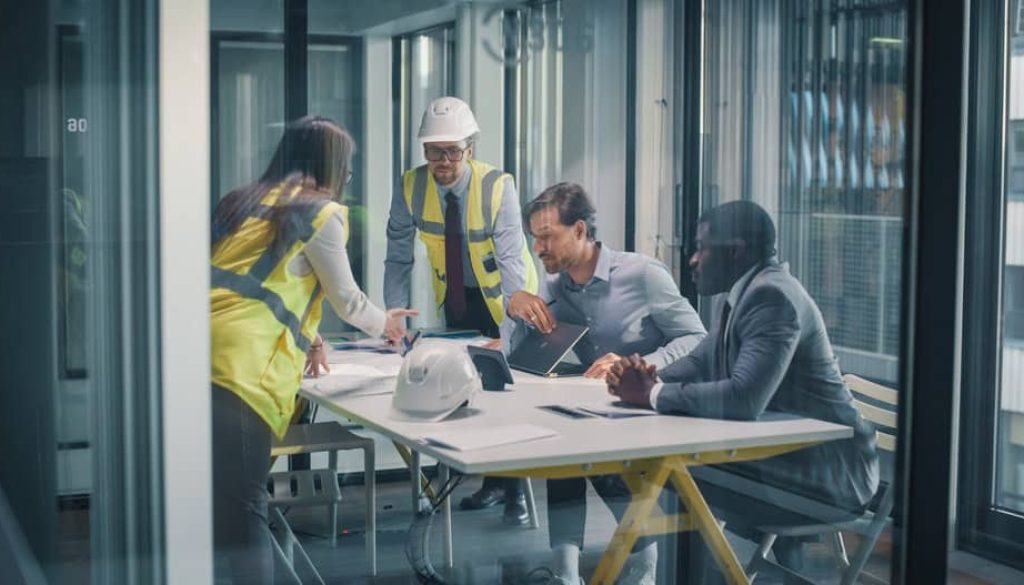 Executives,And,Construction,Consultants,Meet,In,A,Glass,Office,To