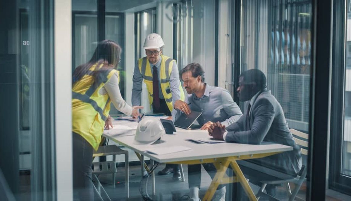 Executives,And,Construction,Consultants,Meet,In,A,Glass,Office,To